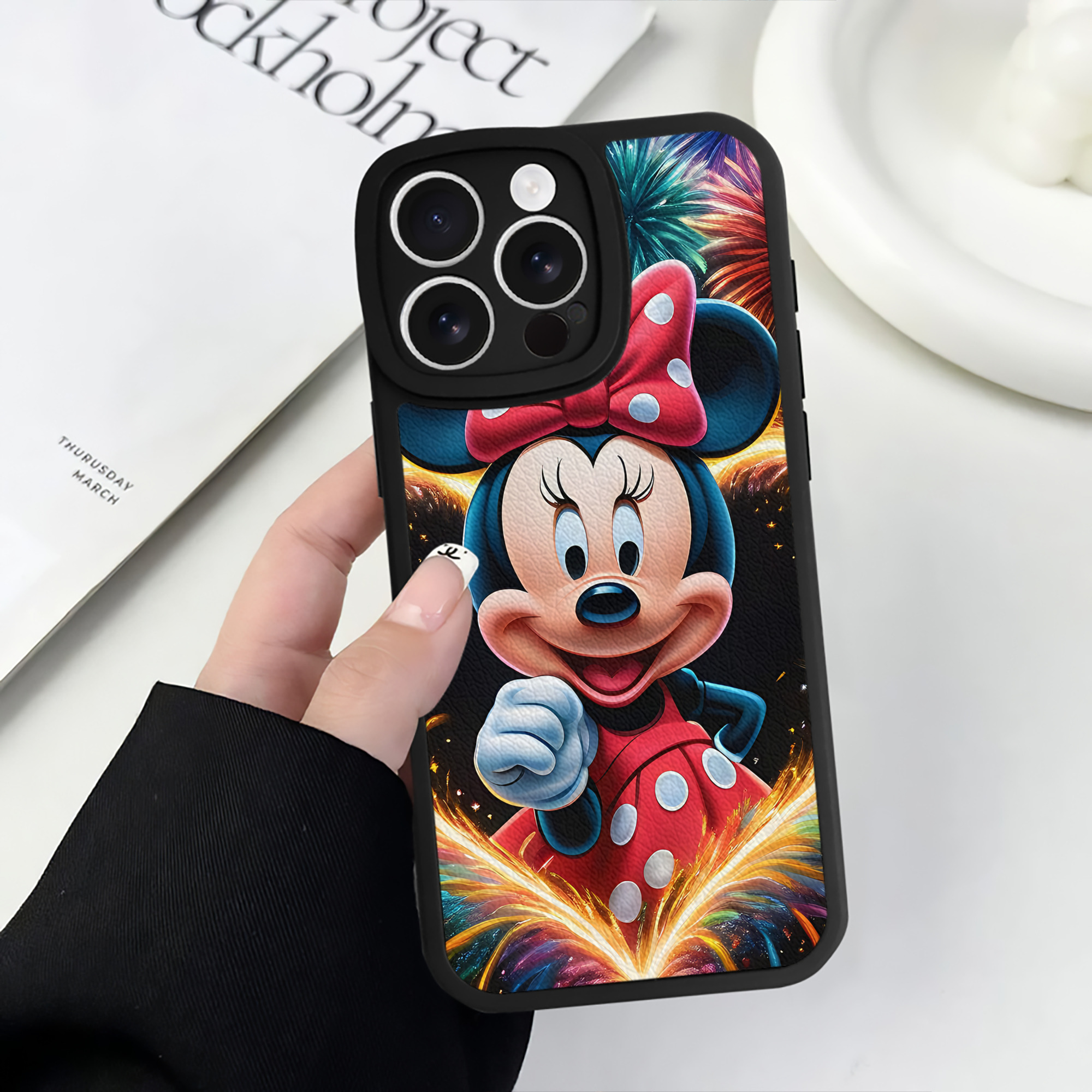 （画像用） ミッキーマウス Mickey Mouse 【iPhone 16シリーズ対応】シリコンスマホケース（レザー調） 材質：シリコン